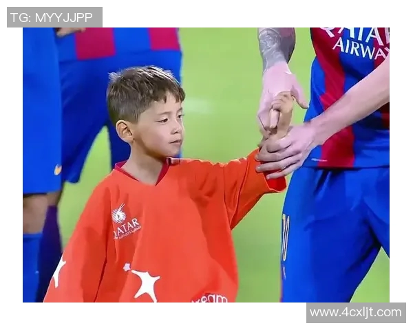 足球明星温馨时刻抱起小球迷成为场边焦点引发粉丝热议