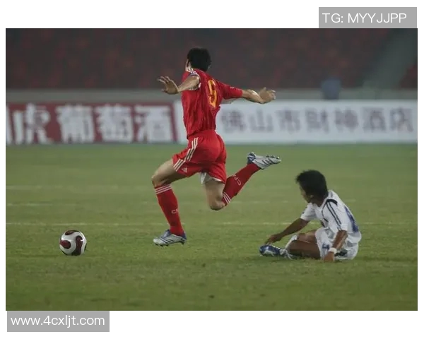 足球球星帅气定格瞬间展现力量与激情的完美姿态